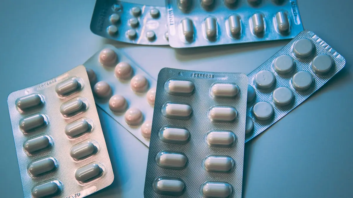Concept medical - ghimbir și pastile pe fundal alb simbolizând interacțiunile medicamentoase