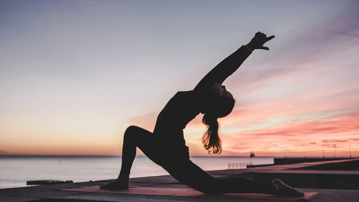 Persoană practicând yoga și meditație pentru reducerea stresului