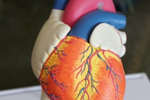 Laringită: Simptome, Tratament Acasă și Cât Durează